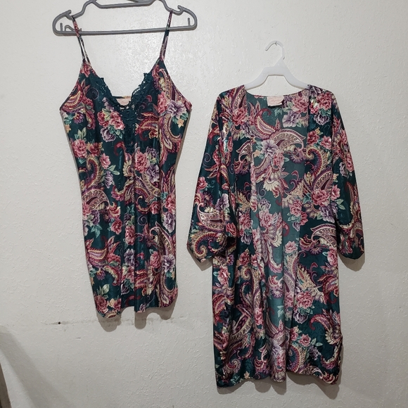 Dresses & Skirts - Vintage night slip dress with robe